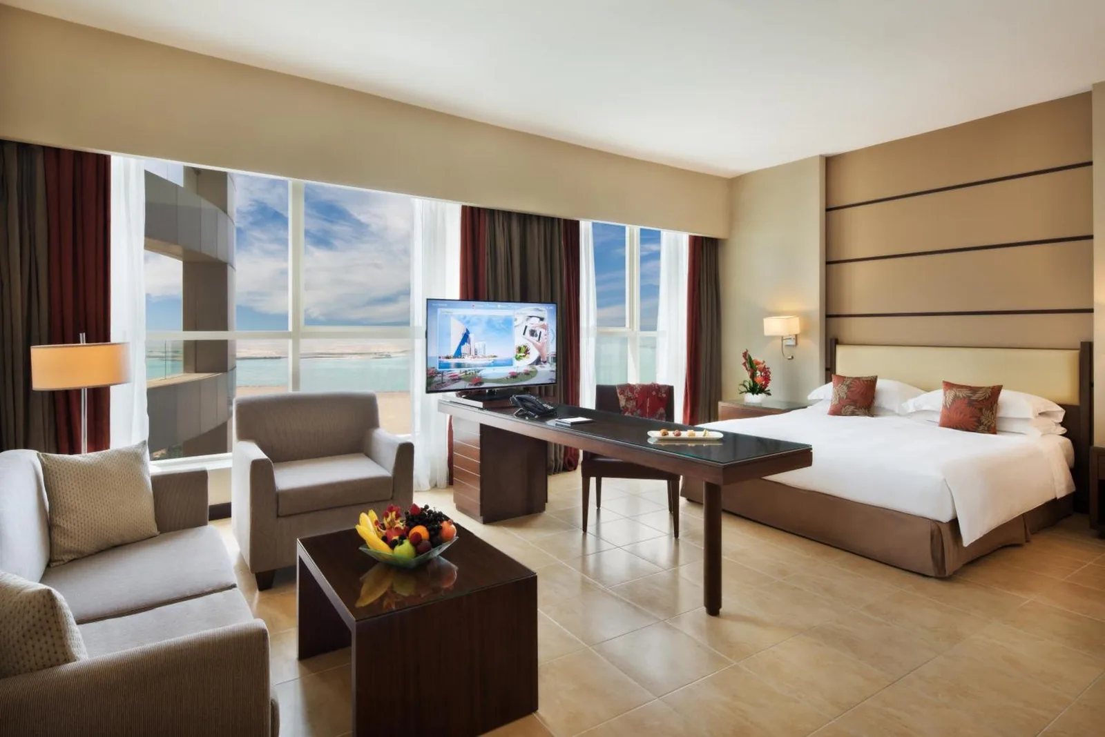 Wohnbereich einer Suite im Khalidiya Palace Rayhaan by Rotana, Abu Dhabi