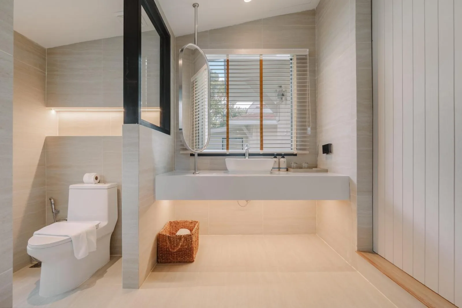 Zona contemporánea del lavabo del baño en Khaolak Emerald Beach Resort and Spa en Khao Lak, con tocador y inodoro.