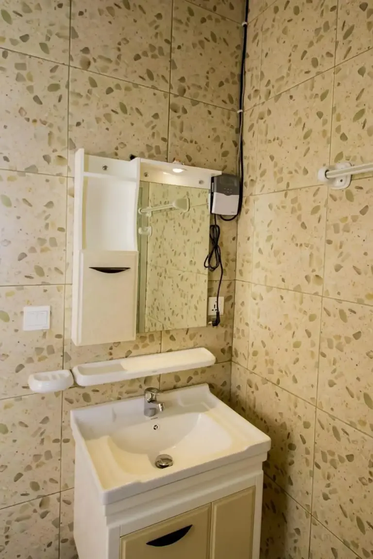 Modernes Badezimmer Waschbecken im Khartoum Nights Hotel in Nyamata