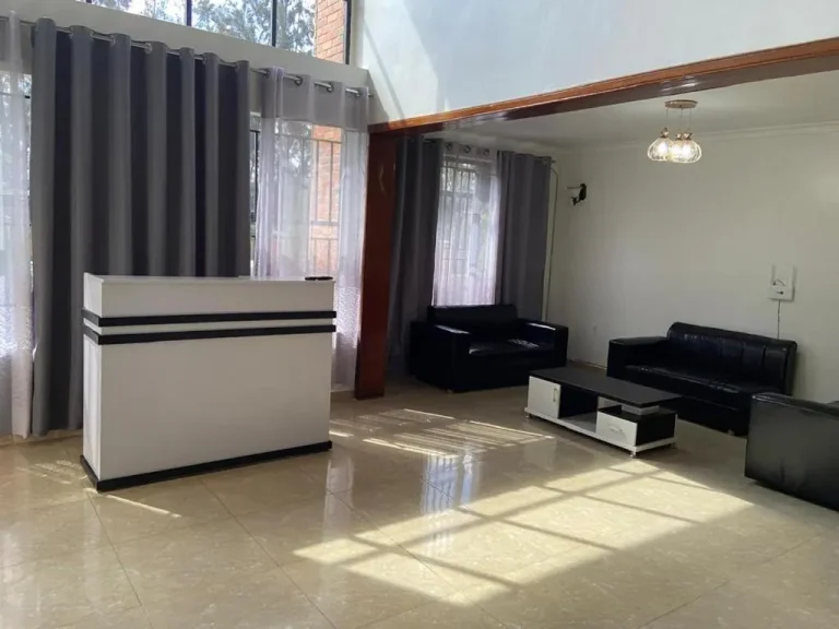 Einladender Lobbybereich des Khartoum Nights Hotels in Nyamata