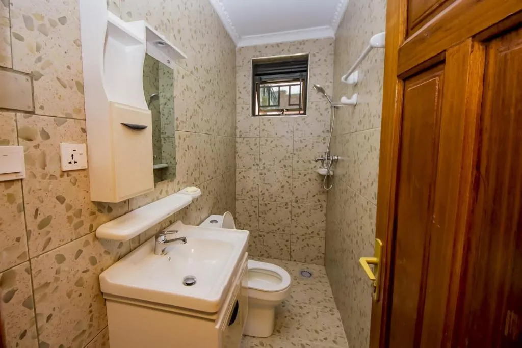 Funktionales privates Badezimmer im Khartoum Nights Hotel in Nyamata
