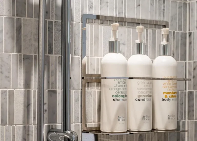 Produits de douche dans la salle de bain du Kimpton Shinjuku Tokyo