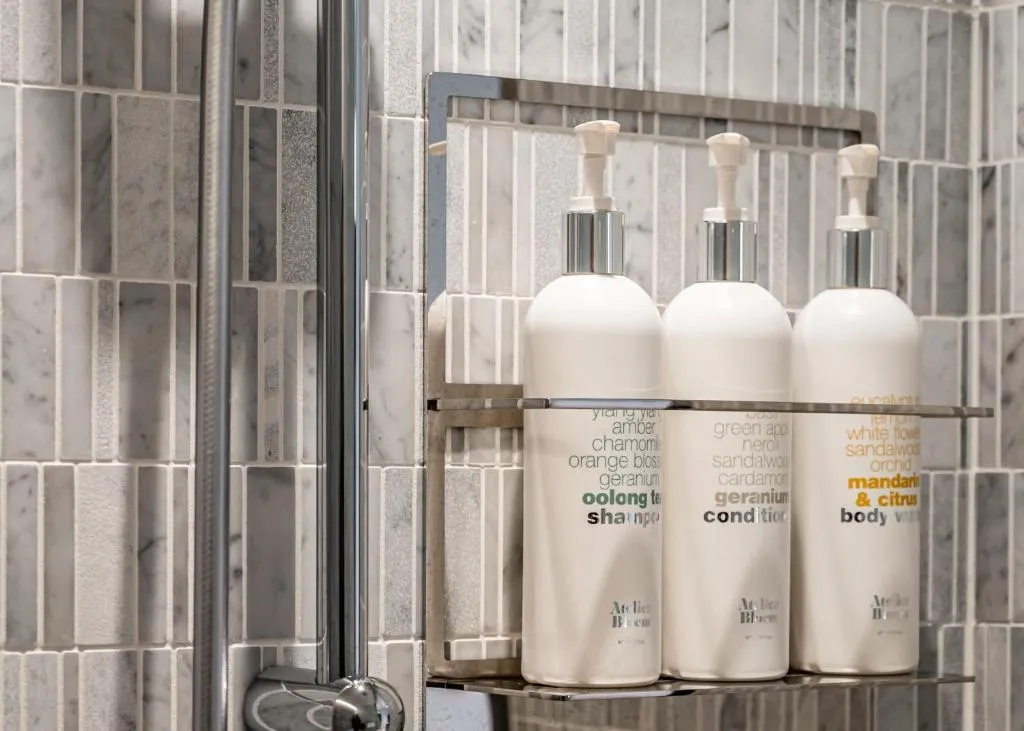 Produits de douche dans la salle de bain du Kimpton Shinjuku Tokyo