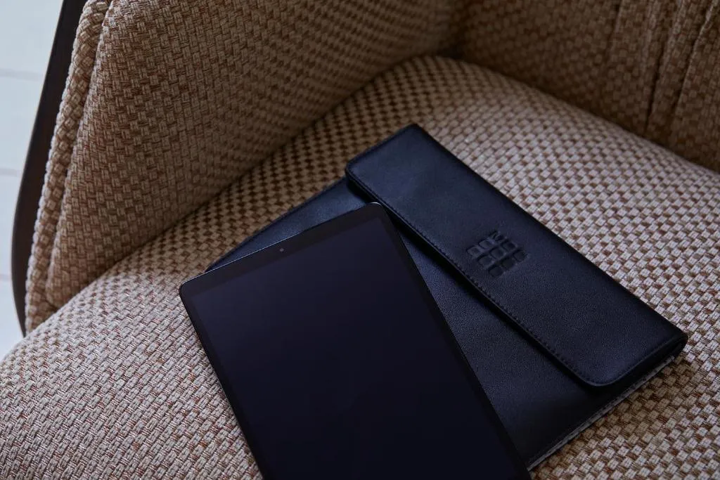 Tablette sur chaise dans une chambre du Kimpton Shinjuku Tokyo