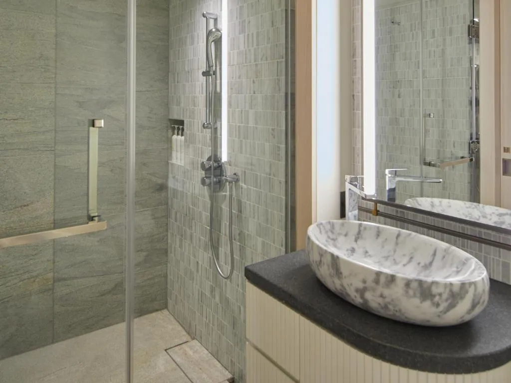 Douche et lavabo dans la salle de bain du Kimpton Shinjuku Tokyo