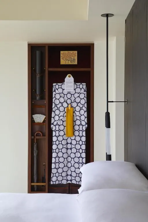 Garde-robe du Kimpton Shinjuku Tokyo avec des vêtements traditionnels