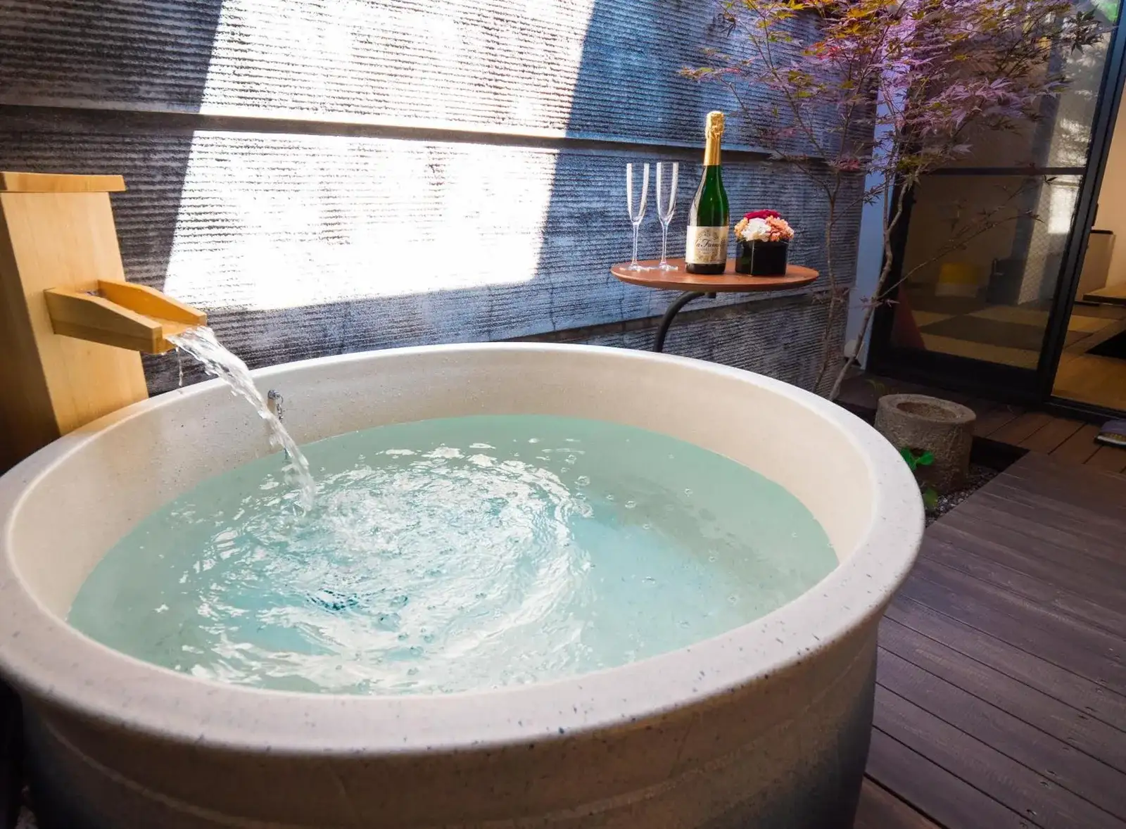 Whirlpool und Champagner im Kiraku Kyoto Gion