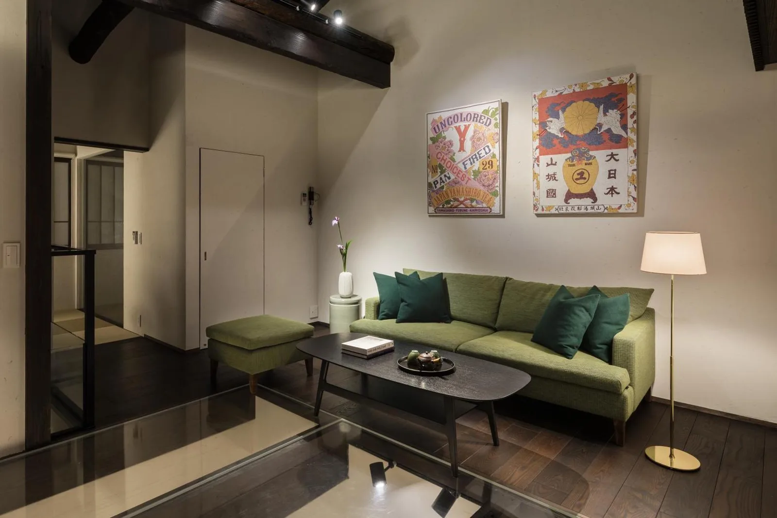Espace salon au Kiraku Kyoto Honmachi avec décoration artistique