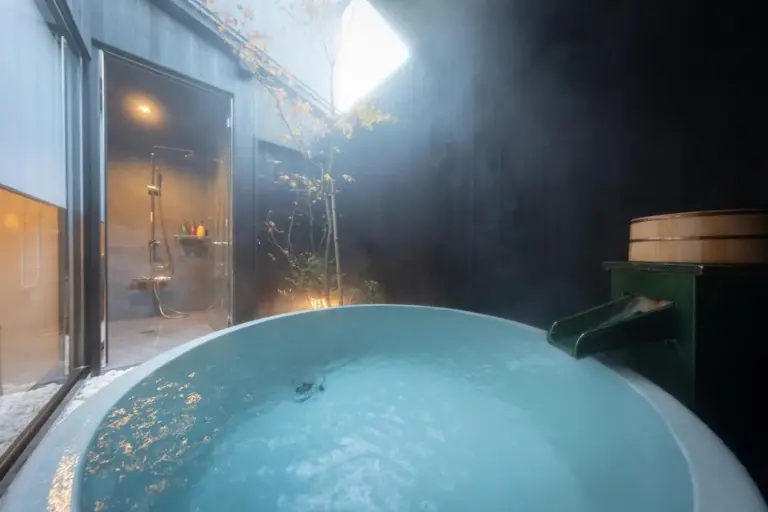 Bain à remous relaxant au Kiraku Kyoto Honmachi