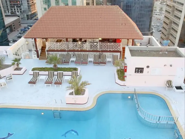 Knight Castle Hotel - Formerly known as Carlton Palace Hotel Dubai Pooldeck auf dem Dach mit Liegen und Cabana.