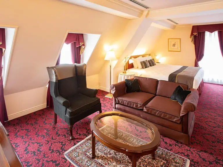 Dachgeschoss-Suite mit einem gemütlichen Bett im Kobe Kitano Hotel