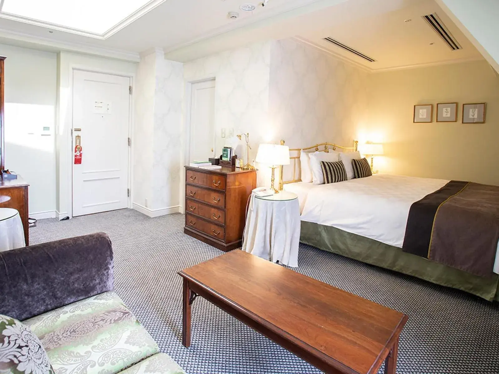 Ein komfortables Schlafzimmer im Kobe Kitano Hotel mit Bett und modernem Dekor