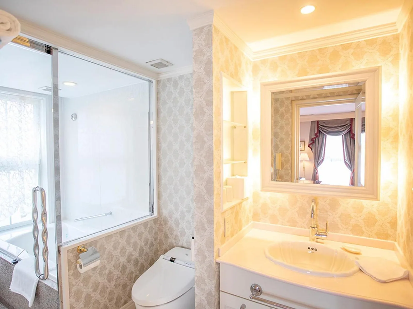 Stilvolles Badezimmer mit modernen Merkmalen im Kobe Kitano Hotel