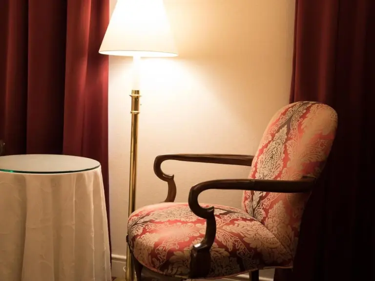 Ein stilvoller Stuhl in einem Zimmer im Kobe Kitano Hotel