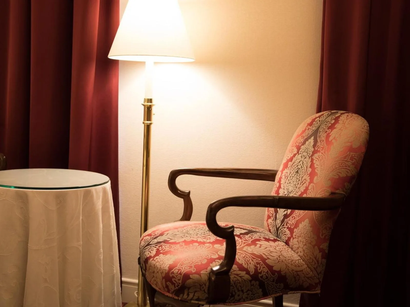 Ein stilvoller Stuhl in einem Zimmer im Kobe Kitano Hotel