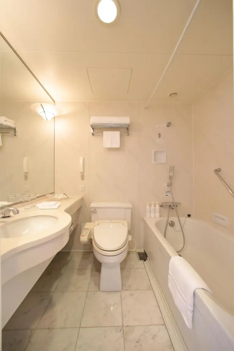 Baño moderno en el Kobe Meriken Park Oriental Hotel