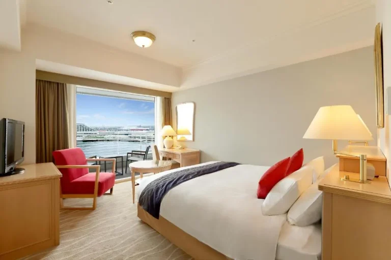 Corner guest room at Kobe Meriken Park Oriental Hotel