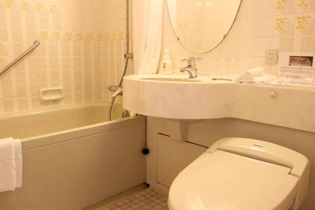 Another view of bathroom at Kobe Portopia Hotel