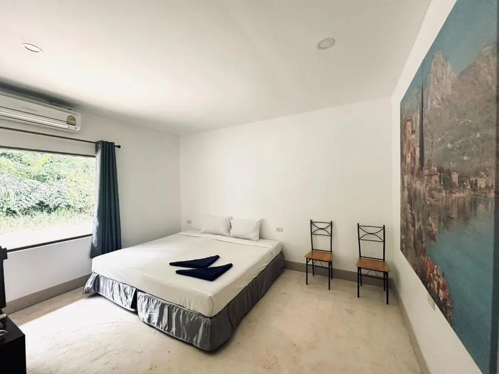 Une autre chambre premium dans l'hôtel Kohchang Stayin avec un lit king-size