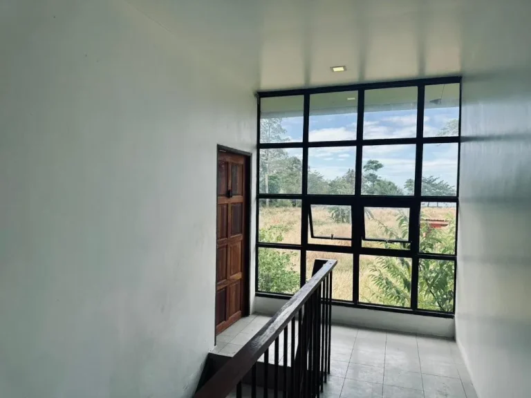 Escalier avec de grandes fenêtres à l'hôtel Kohchang Stayin