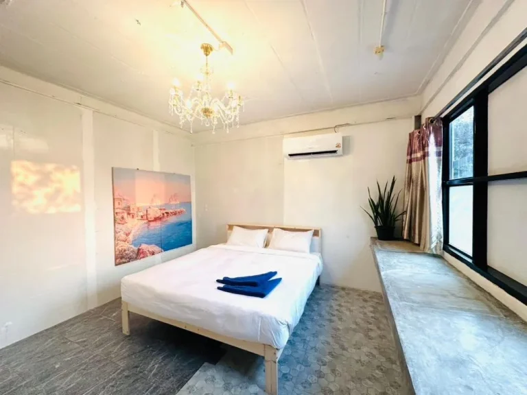Intérieur de chambre charmant à l'hôtel Kohchang Stayin avec lustre