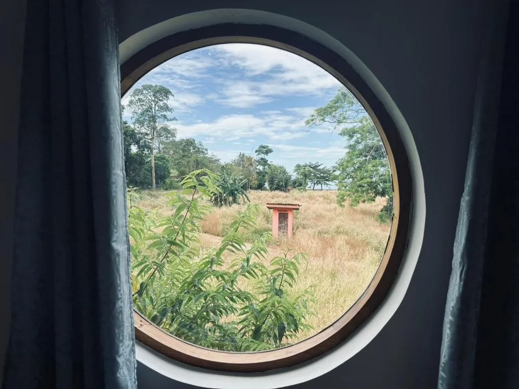 Vue pittoresque depuis la fenêtre circulaire de l'hôtel Kohchang Stayin