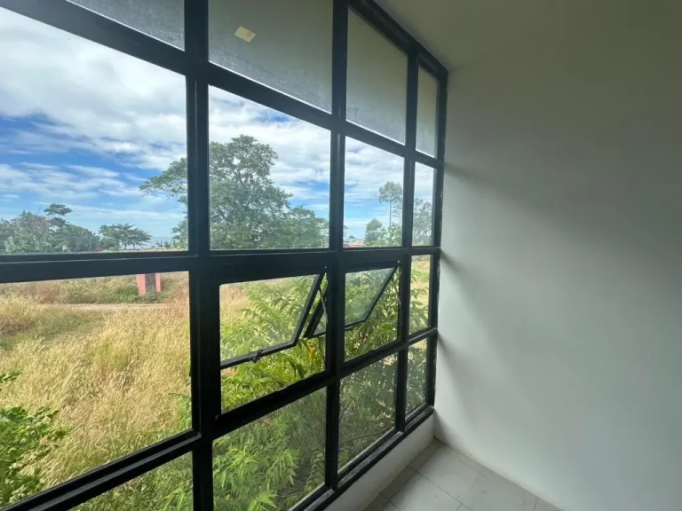 Grandes fenêtres dans la chambre de l'hôtel Kohchang Stayin avec vue sur la nature