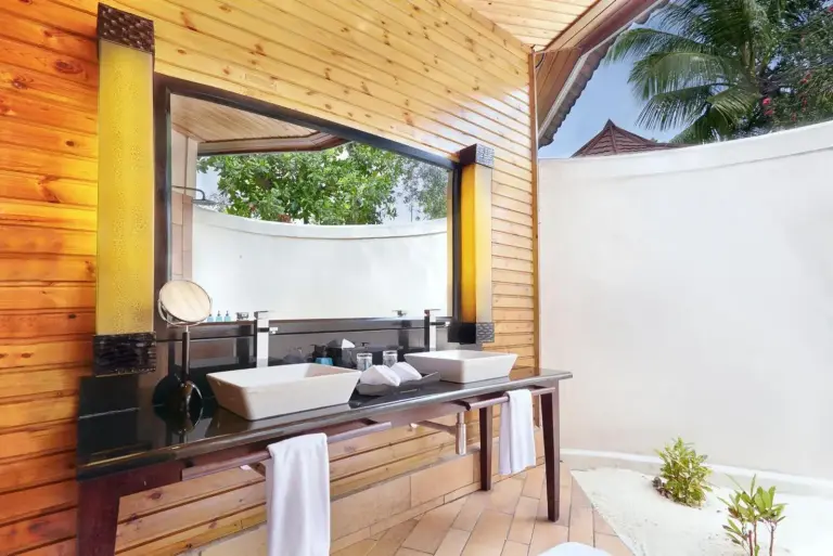 Badezimmer des Komandoo Island Resort & Spa