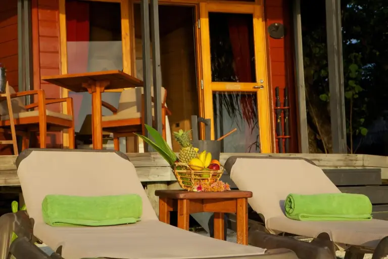 Liegen im Komandoo Island Resort & Spa