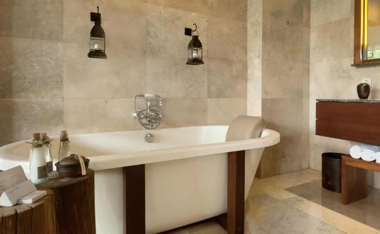 Baño moderno en Komaneka en Bisma Ubud