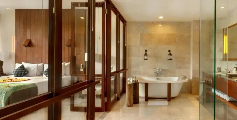Baño elegante en Komaneka en Bisma Ubud