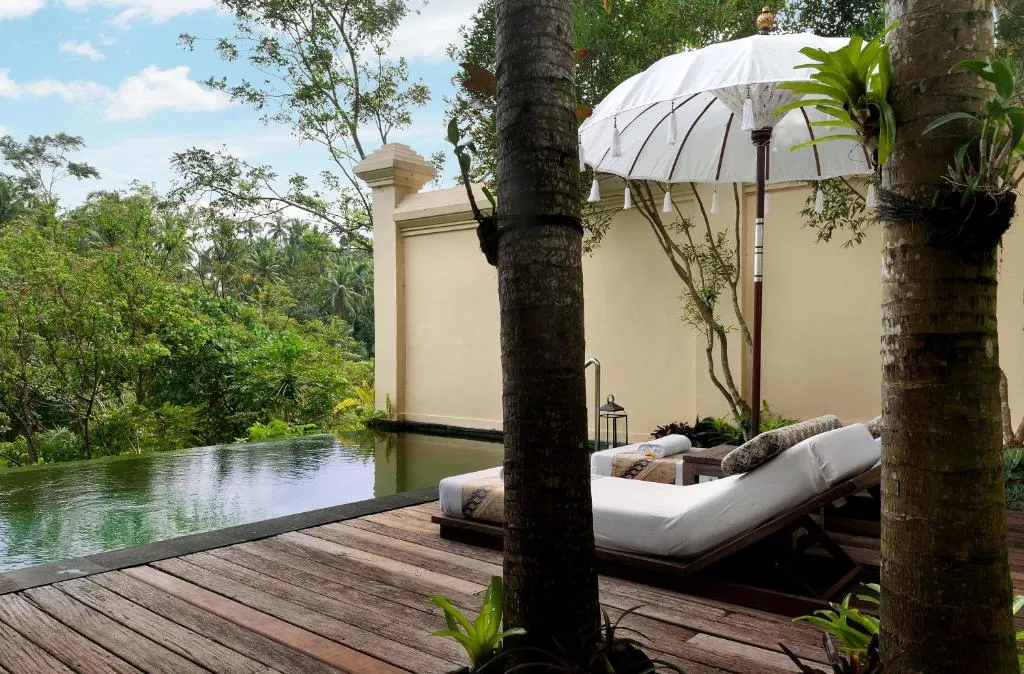 Tranquilo jardín lounge en Komaneka en Bisma Ubud