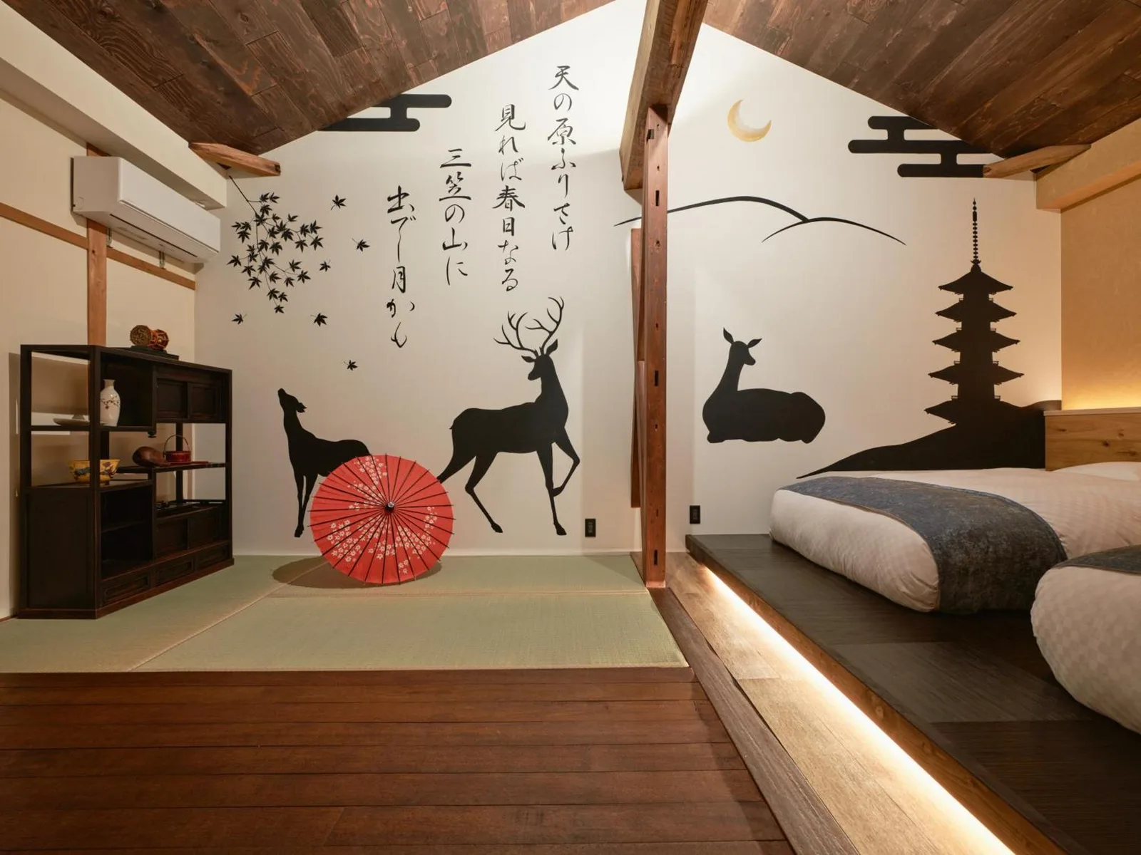 Dormitorio elegante con obras de arte en KONJAKUSO Nara Kitamachi MANAKA Private Spa Villa