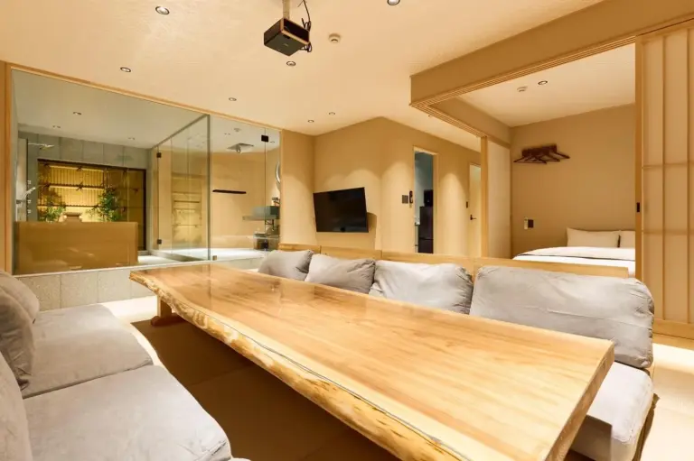 Salón y habitación de huéspedes de KONJAKUSO Osaka Tempozan