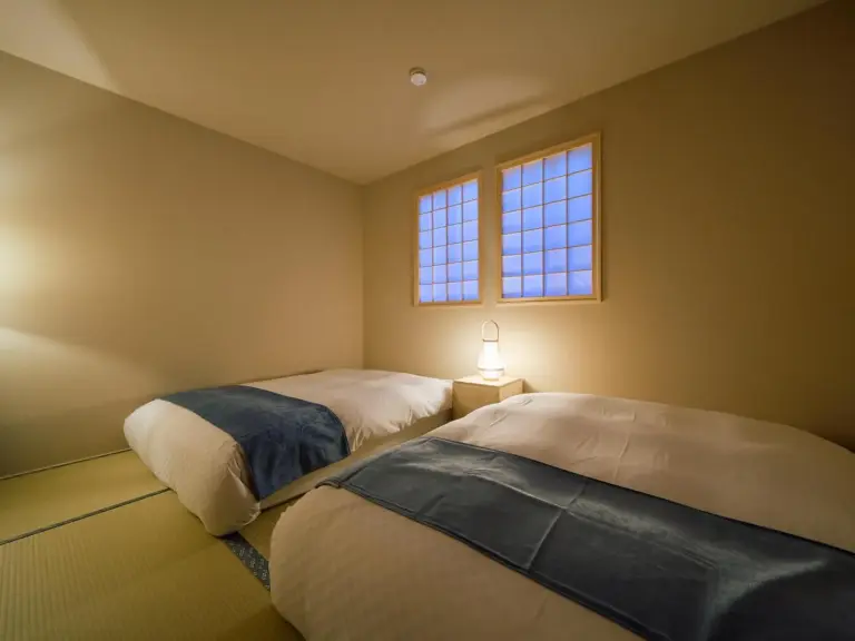 Habitación de huéspedes por la noche en KONJAKUSO OSAKA TSUTENKAKU MUSHIBUROYA Sauna Villa