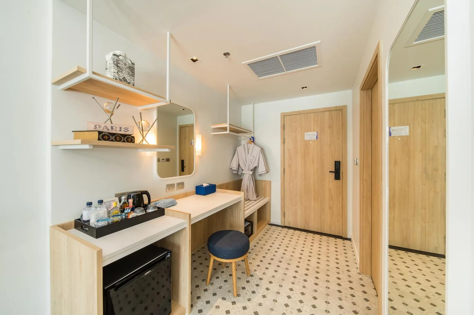 Entry and refreshment area at Kram Pattaya hotel in Pattaya with desk, seating, and luggage space