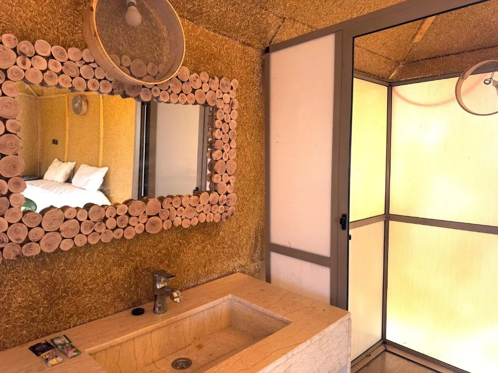 Ksar Merzouga Camp Golden Bathroom
