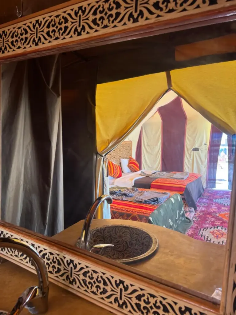 Reflejo de la tienda en Ksar Merzouga Camp