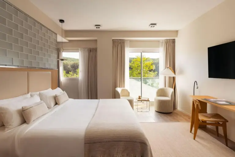 Kube Saint-Tropez deluxe room with modern furnishings