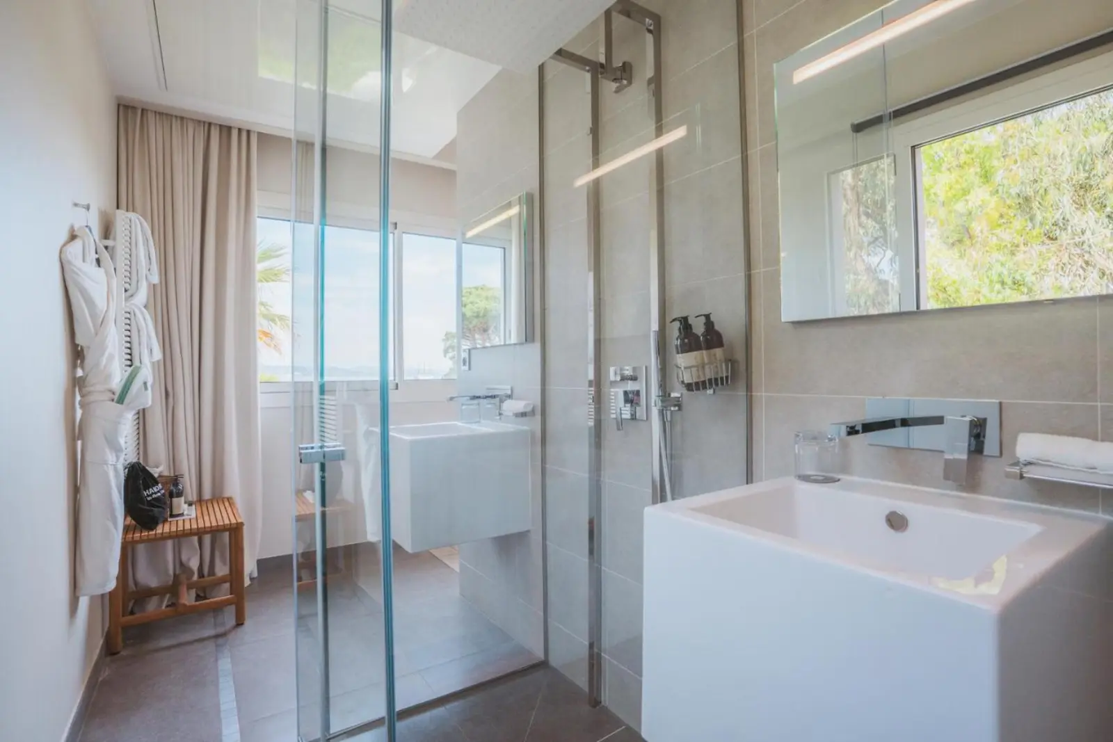 Stylish bathroom in Kube Saint-Tropez accommodation