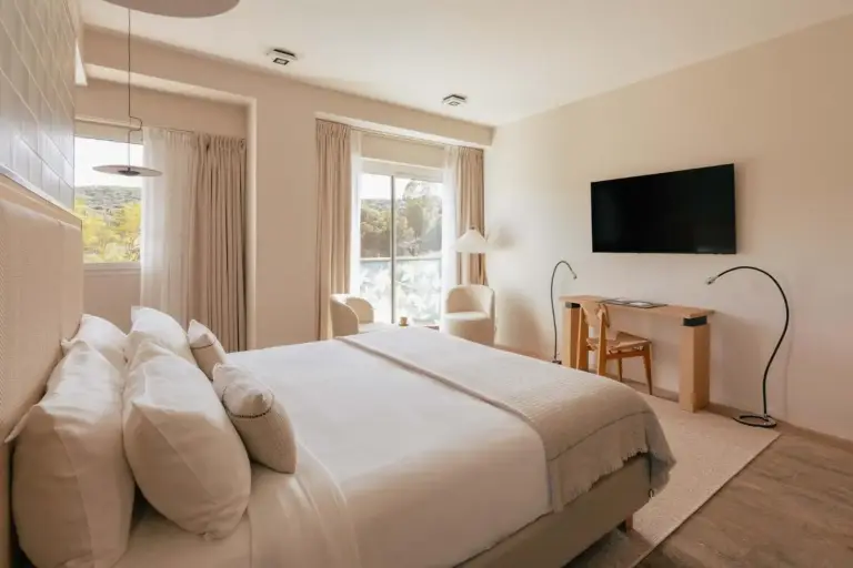 Kube Saint-Tropez spacious bedroom with modern decor