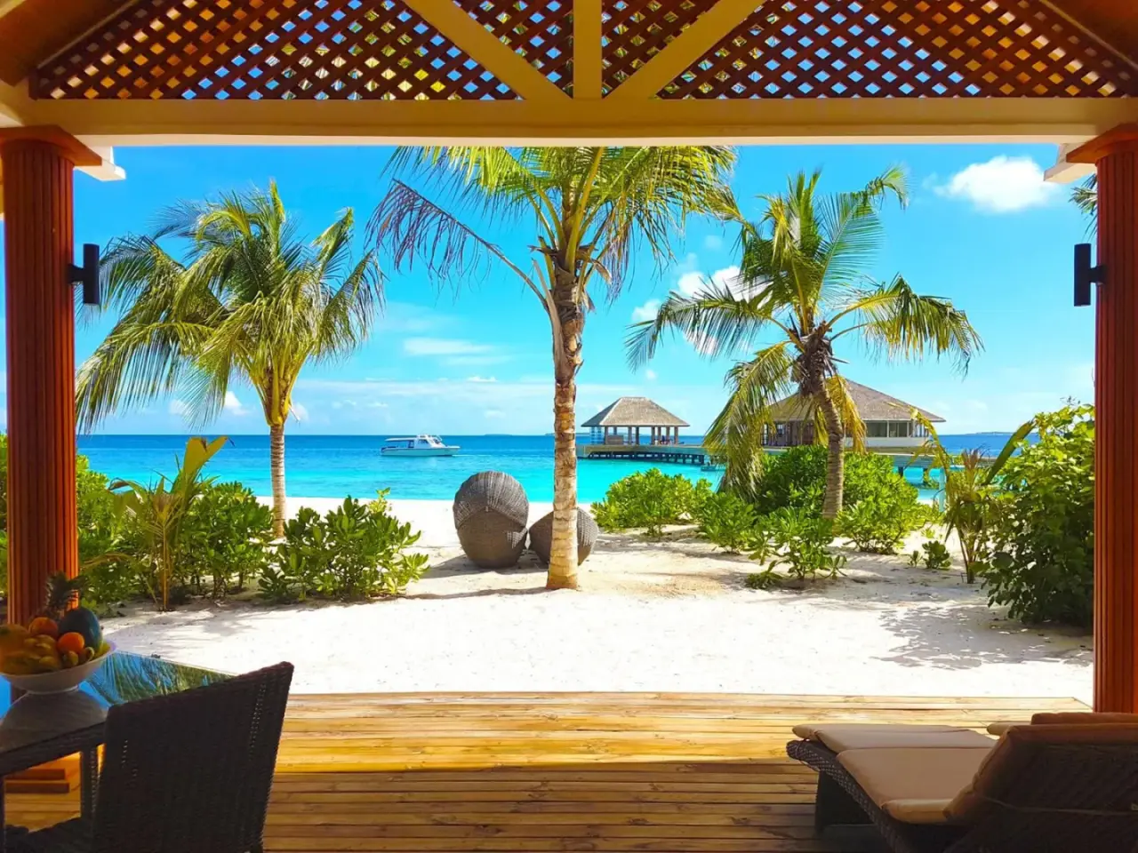 Blick von innen einer Beach Villa im Kudafushi Resort & Spa