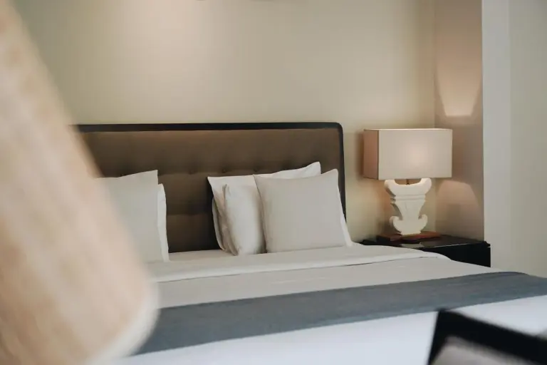 Luxuriöse Schlafzimmerausstattung von Kula Kara Villas Bingin