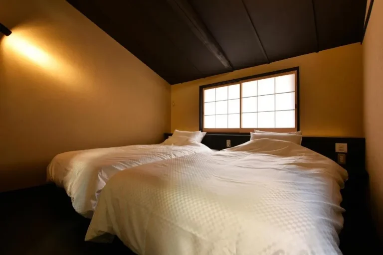 Habitación de huéspedes de Kuraya Kamigojocho con dos camas y luz natural