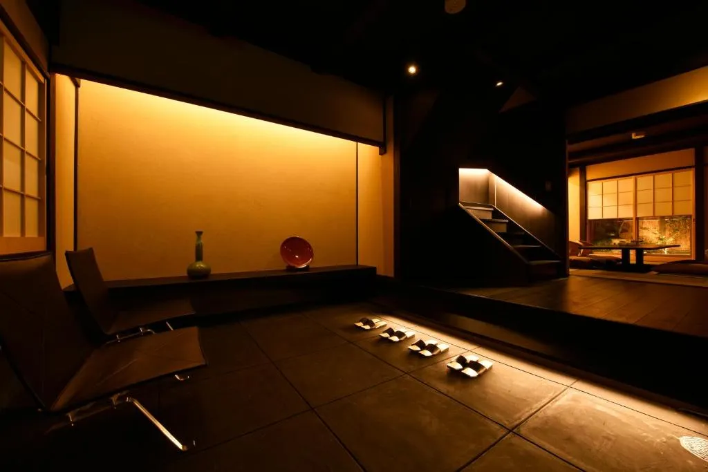Kuraya Kamigojocho espacio interior tranquilo con iluminación ambiental