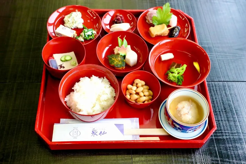Desayuno japonés tradicional de Kuraya Kamigojocho servido en una bandeja