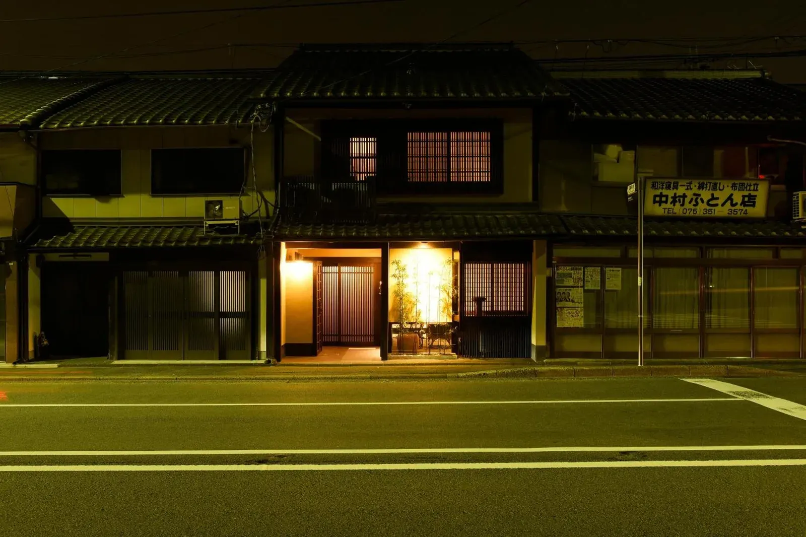 Außenansicht von Kuraya Omiya Shimabara bei Nacht