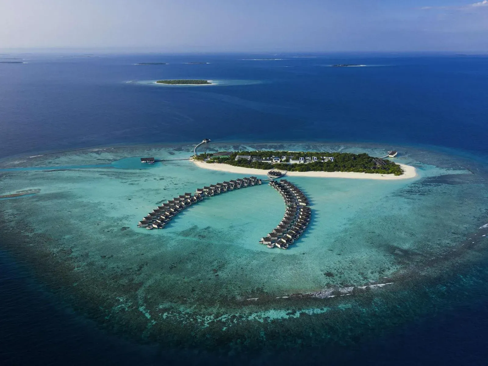 Vista aérea de Kuredhivaru Resort and Spa en Maldives