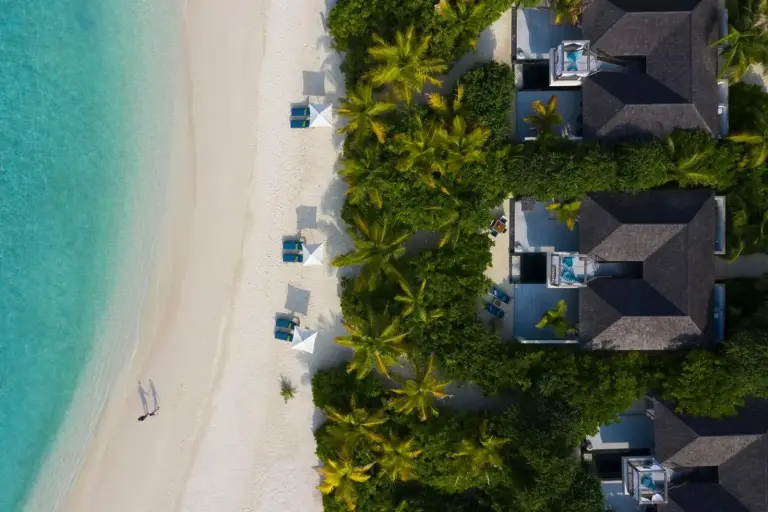 Vista junto a la playa de Kuredhivaru Resort and Spa