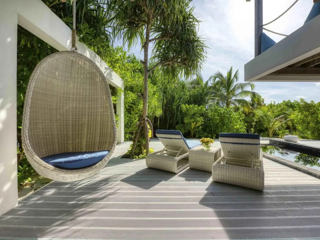 Zona de relax con silla colgante en Kuredhivaru Resort and Spa